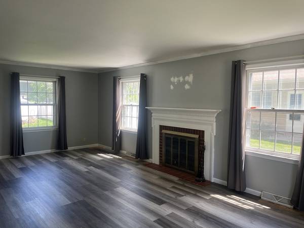 2221 Mayflower DR, Aurora, IL 60506