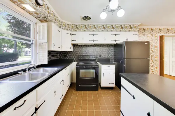 8631 E Prairie RD, Skokie, IL 60076