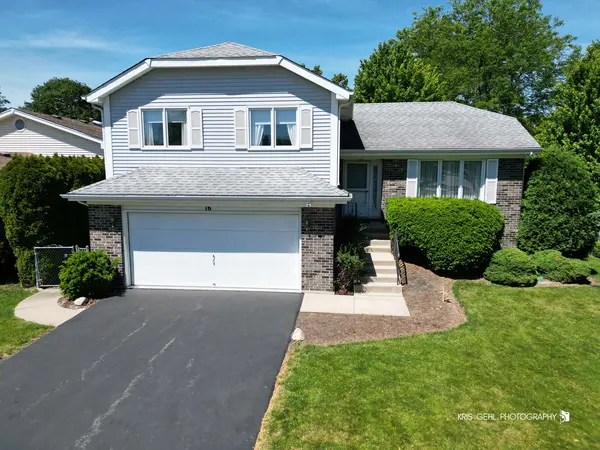 16 S Emerald AVE, Mundelein, IL 60060