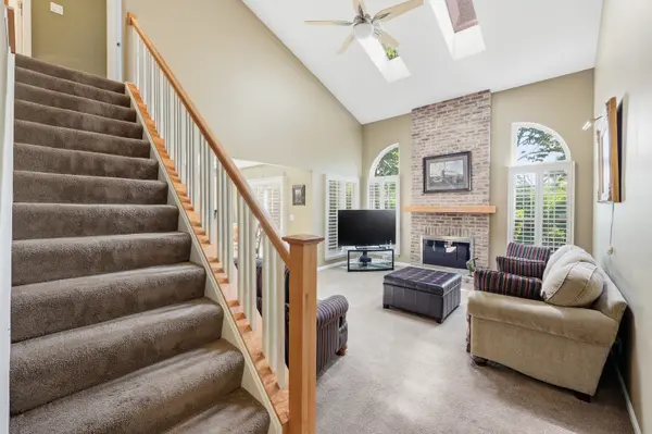 702 Clover Hill CT, Elk Grove Village, IL 60007