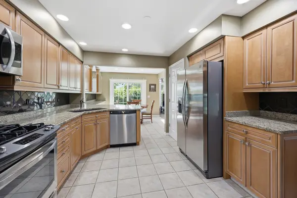 702 Clover Hill CT, Elk Grove Village, IL 60007