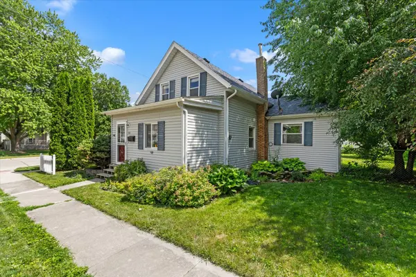 303 8th ST, De Witt, IA 52742