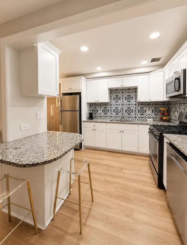 9S220 S Frontage RD #101, Willowbrook, IL 60527