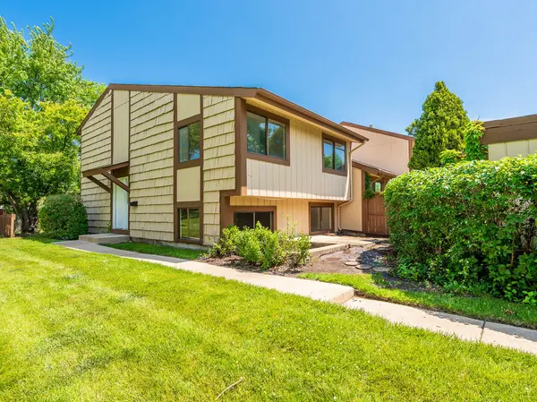 800 Shawnee TRL, Roselle, IL 60172