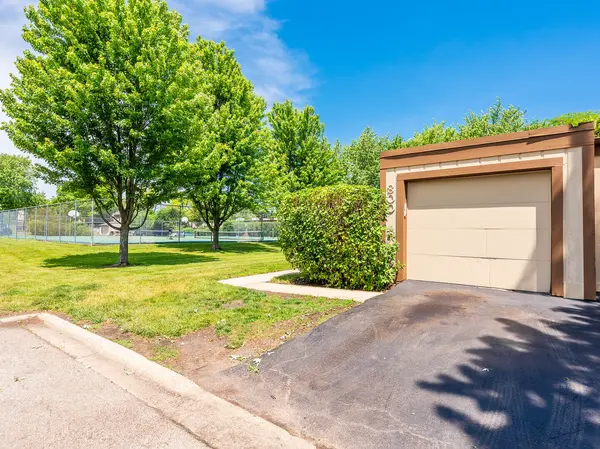 800 Shawnee TRL, Roselle, IL 60172