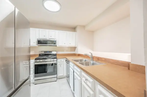 800 Shawnee TRL, Roselle, IL 60172