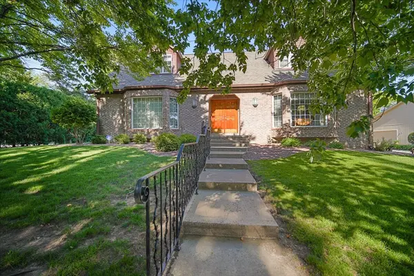 2 Breckenridge DR, Bloomington, IL 61701
