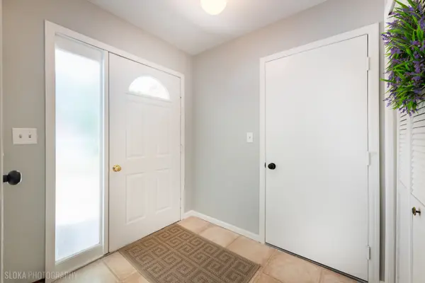 8421 Hickory Nut Grove RD, Cary, IL 60013