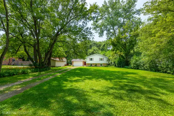 8421 Hickory Nut Grove RD, Cary, IL 60013