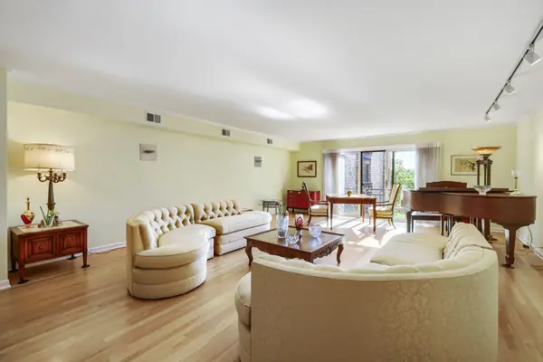 1005 Bonnie Brae PL #4D, River Forest, IL 60305