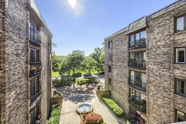 1005 Bonnie Brae PL #4D, River Forest, IL 60305