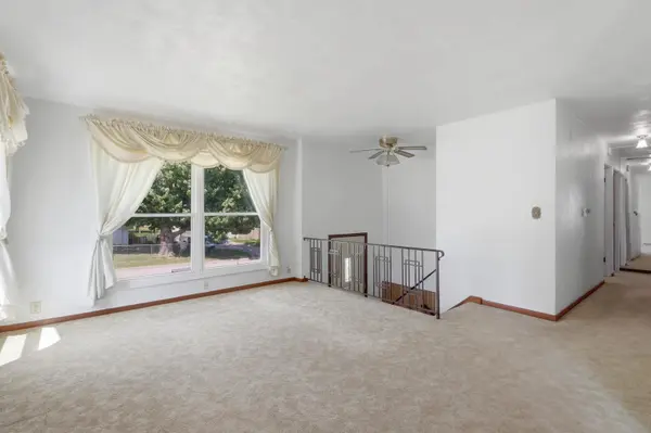 1964 N Oak ST, Bettendorf, IA 52722