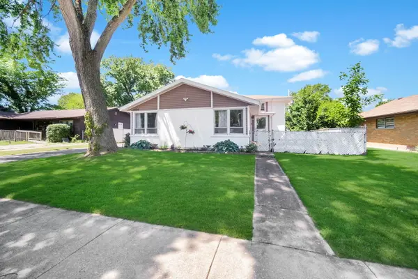 1020 Hahn PL, West Chicago, IL 60185