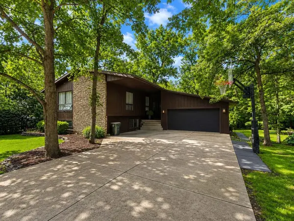 3130 Scenicwood LN, Woodridge, IL 60517