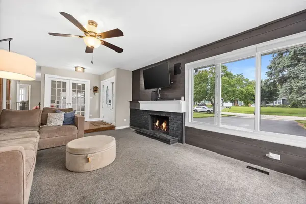 230 Plymouth LN, Bolingbrook, IL 60440