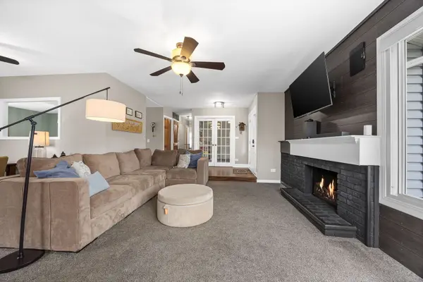 230 Plymouth LN, Bolingbrook, IL 60440