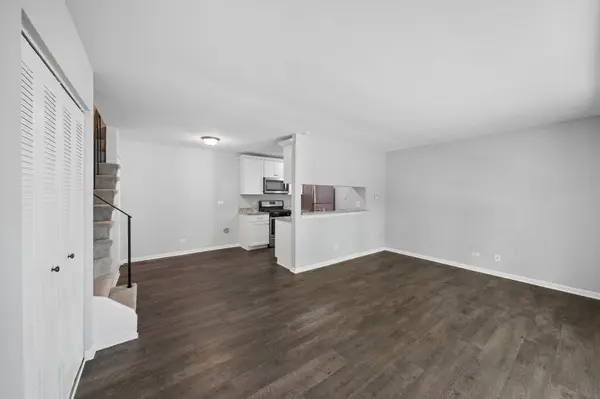 1303 Woodcutter LN #C, Wheaton, IL 60189