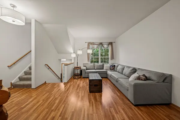 2418 Courtyard CIR #3, Aurora, IL 60506