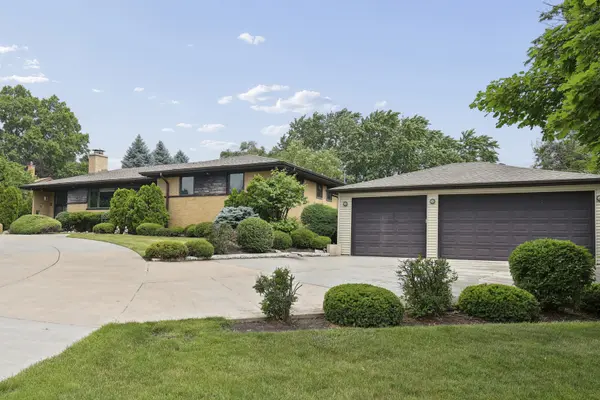 20W276 Belmont PL, Addison, IL 60101