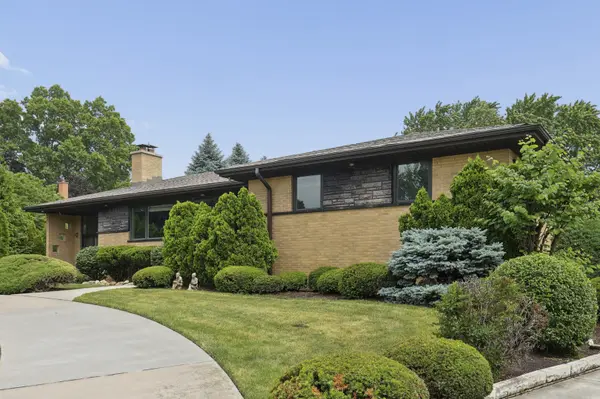 20W276 Belmont PL, Addison, IL 60101