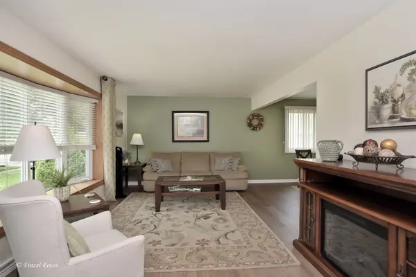 565 Concord AVE, South Elgin, IL 60177