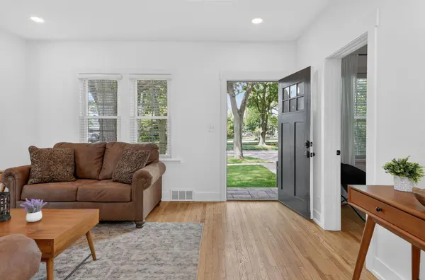 1123 Santa Rosa AVE, Wheaton, IL 60187