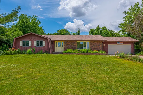 13 Grand Oaks DR, Lincoln, IL 62656