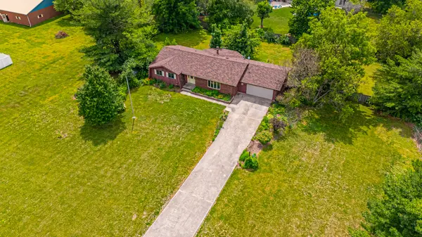 13 Grand Oaks DR, Lincoln, IL 62656