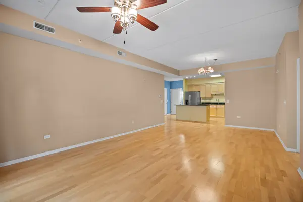 819 Graceland AVE #204, Des Plaines, IL 60016