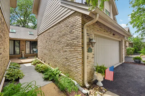 7912 S Garfield AVE, Burr Ridge, IL 60527
