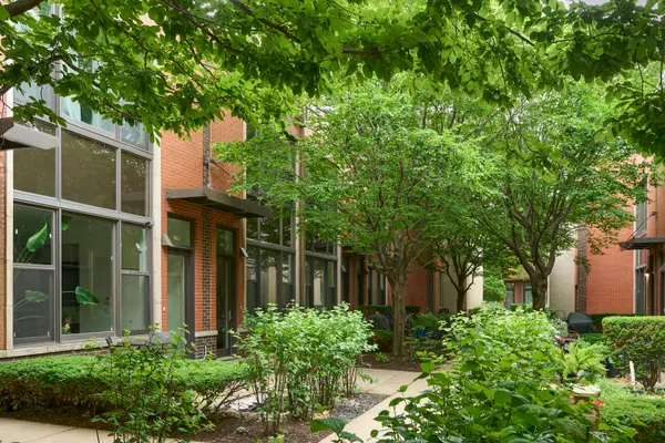 952 N Crosby ST, Chicago, IL 60610