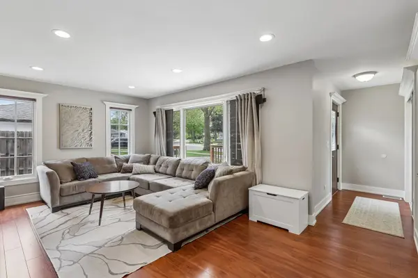 2802 Hawk LN, Rolling Meadows, IL 60008