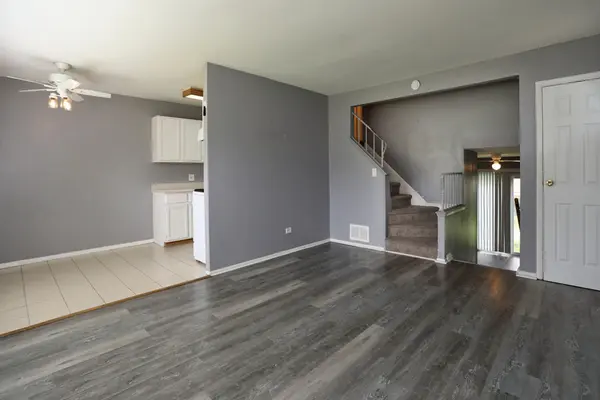 240 Grissom LN, Hoffman Estates, IL 60169