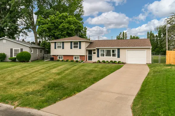 1422 LAKEWOOD DR, Bettendorf, IA 52722