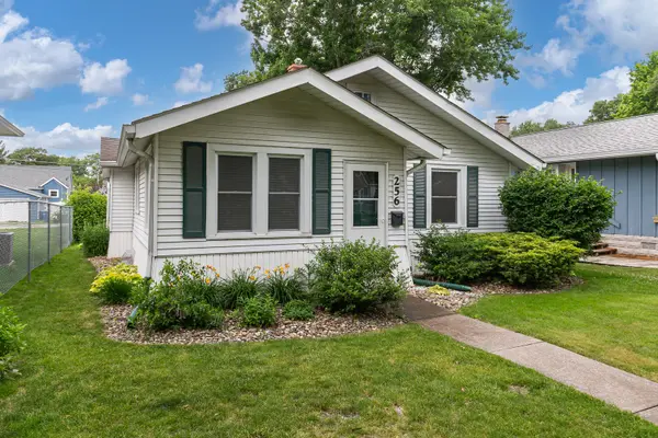 256 7th ST, Silvis, IL 61282