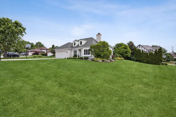 8300 Chelsea LN, Willow Springs, IL 60480