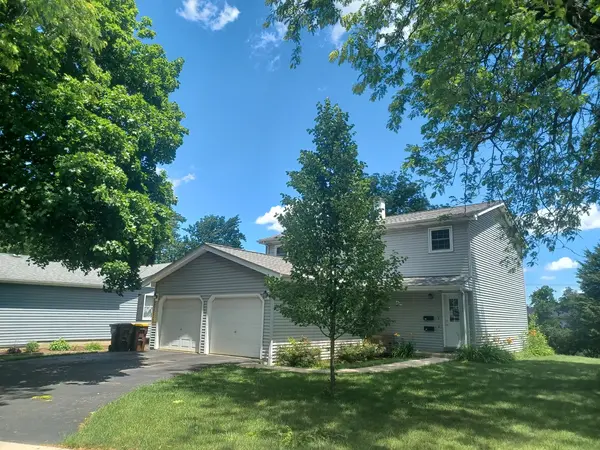 855-857 Rhodes ST, Woodstock, IL 60098