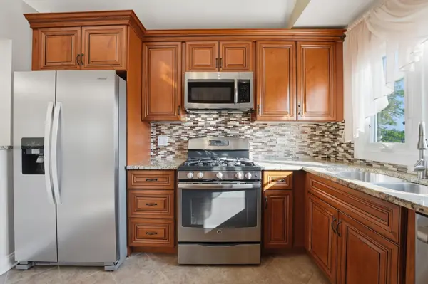 304 University LN #A, Elk Grove Village, IL 60007