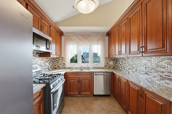 304 University LN #A, Elk Grove Village, IL 60007