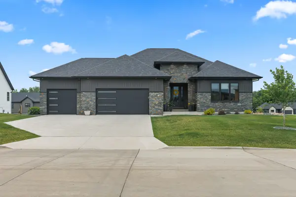 352 Madison DR, Riverdale, IA 52722