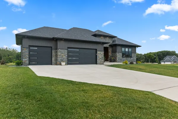 352 Madison DR, Riverdale, IA 52722