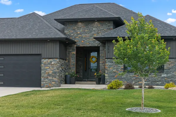 352 Madison DR, Riverdale, IA 52722