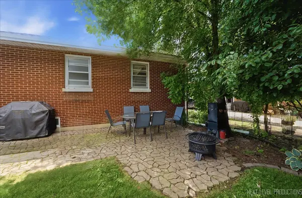 9 Ridge RD, Lemont, IL 60439