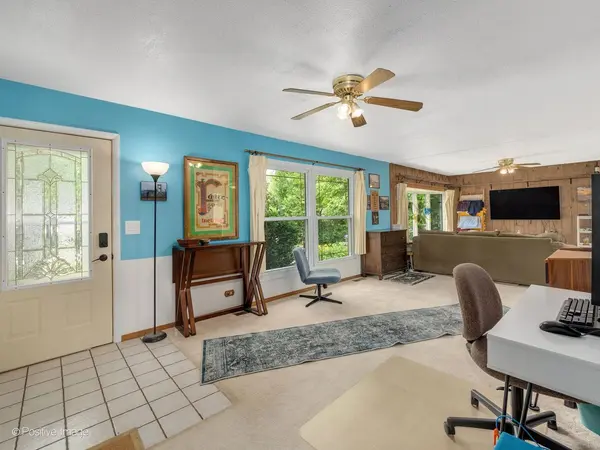 324 Shawnee DR, Carol Stream, IL 60188