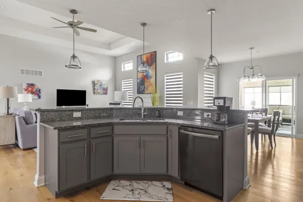7051 Grove XING, Bettendorf, IA 52722