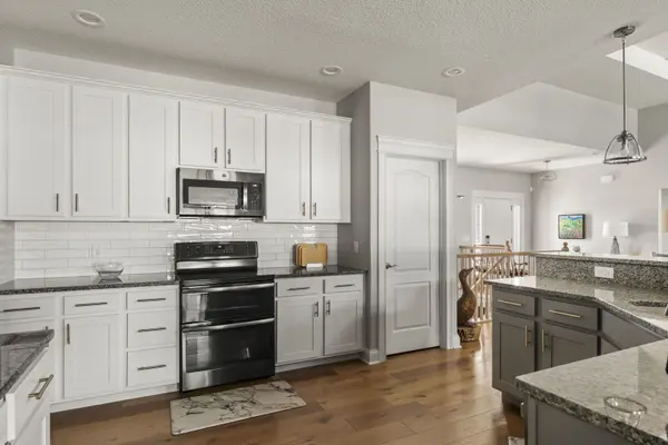 7051 Grove XING, Bettendorf, IA 52722