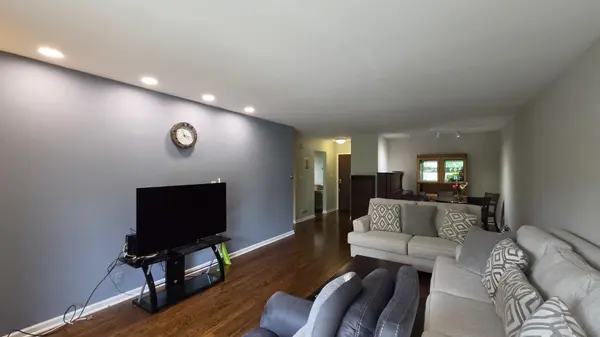945 E Kenilworth AVE E #110, Palatine, IL 60074