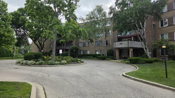 945 E Kenilworth AVE E #110, Palatine, IL 60074