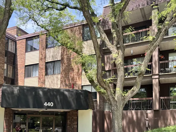 440 Raintree CT #3G, Glen Ellyn, IL 60137