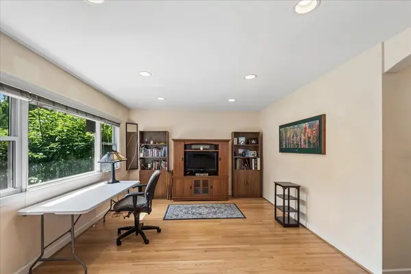 912 N Kaspar AVE, Arlington Heights, IL 60004